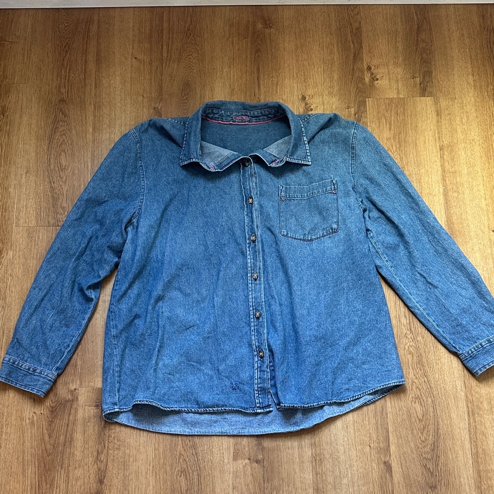 Vintage Cherokee Women’s Blue Lightweight Denim Button Up Shirt‎